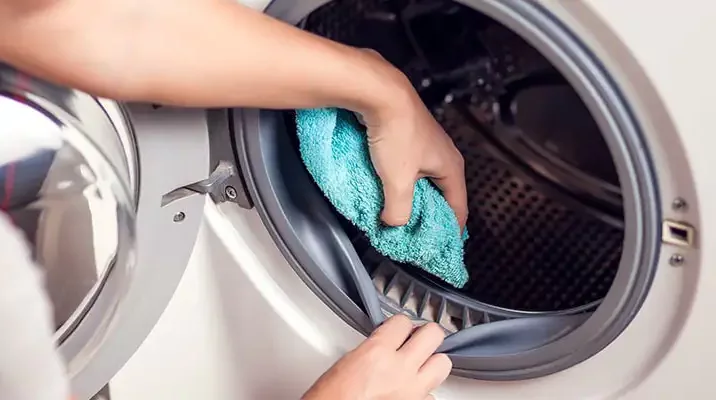  جمع شدن آب در ماشین لباسشویی خاموش