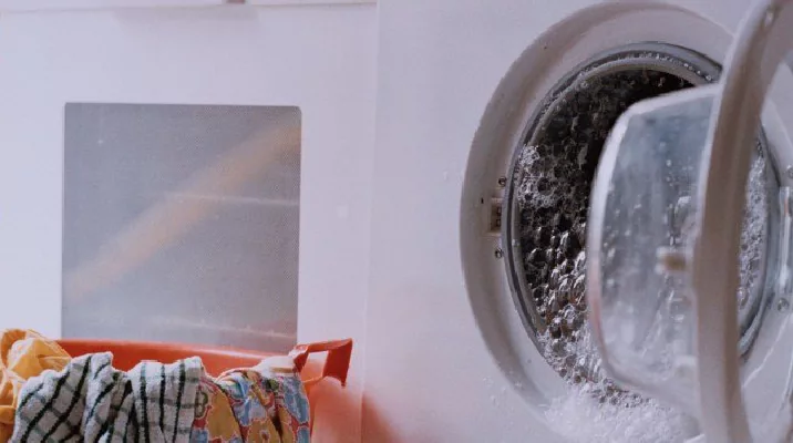 علت جمع شدن آب کثیف در ماشین لباسشویی خاموش